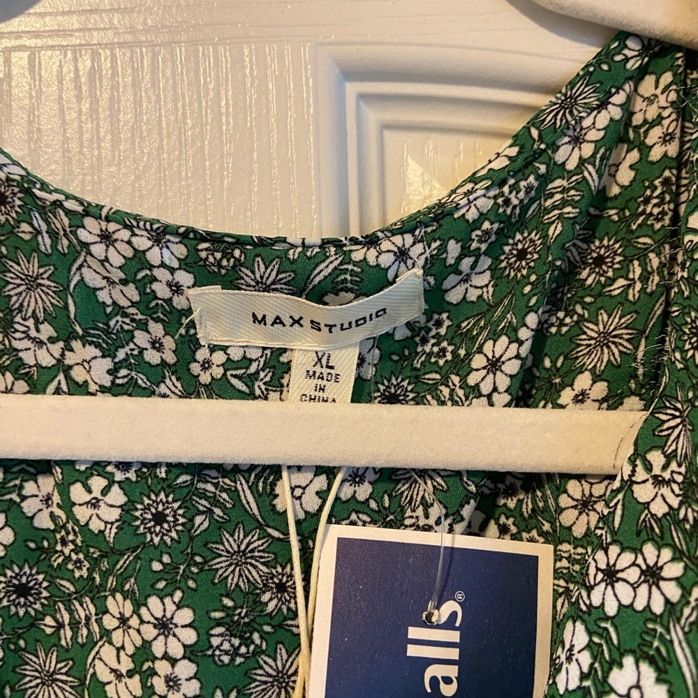 Max Studio Green Floral sleeveless Blouse - Picture 3 of 3